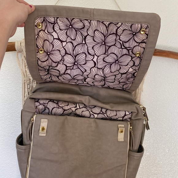 Petunia Pickle Bottom Taupe Diaper Backpack boxy - Picture 2 of 8